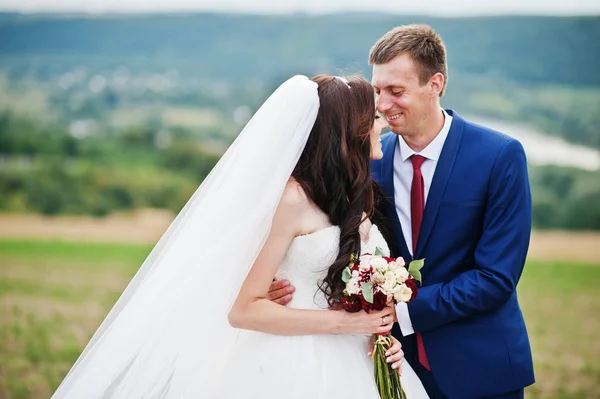 Casamento casal apaixonado ficar em bela paisagem com rio em — Fotografia de Stock