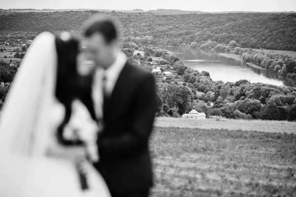 Bröllop par i kärlek bo på vackert landskap med flod — Stockfoto