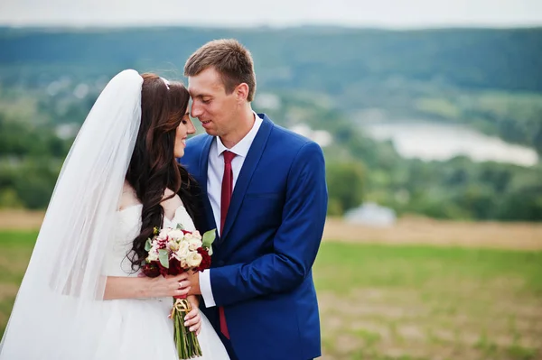 Casamento casal apaixonado ficar em bela paisagem com rio em — Fotografia de Stock