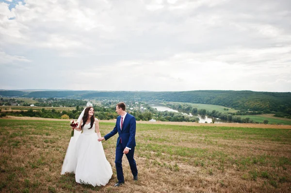 Wedding couple in love stay at beautiful landscape with river on — Stock Photo, Image