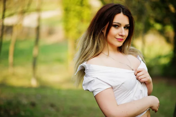 Retrato de menina com cabelo de listras, desgaste na blusa branca, mostr — Fotografia de Stock