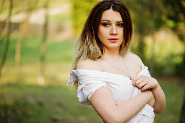 Portrait de fille aux cheveux rayés, porter sur chemisier blanc, showi — Photo