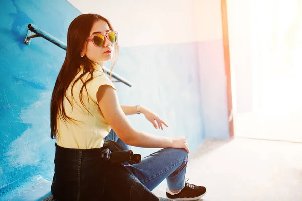 Giovane ragazza adolescente seduta sulle scale di ingresso della casa, indossare — Foto Stock
