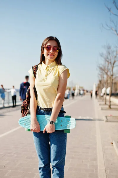 Jovem adolescente com pequeno skate, prancha de centavo, usar em y — Fotografia de Stock
