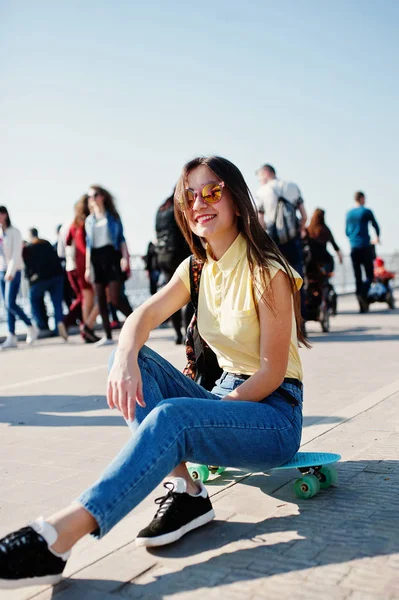 Молода дівчина-підліток з невеликим скейтбордом, пенні дошка, носити на y — стокове фото