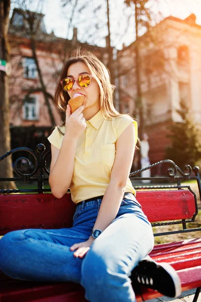 Joven adolescente sentada en el banco con helado en las manos, wea —  Fotos de Stock