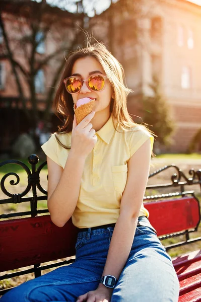 Ung tonårsflicka som sitter på bänken med glass på händer, wea — Stockfoto