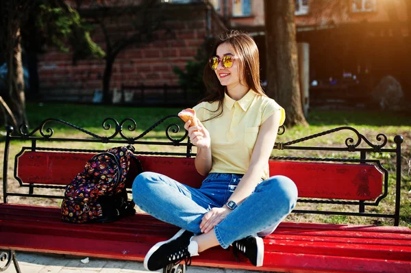 Ung tonårsflicka som sitter på bänken med glass på händer, wea — Stockfoto