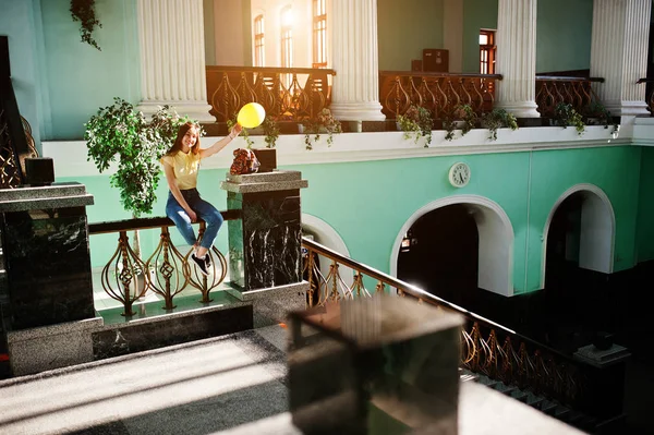 Mladá dospívající dívka sedící na schodišťové zábradlí na stanici s — Stock fotografie