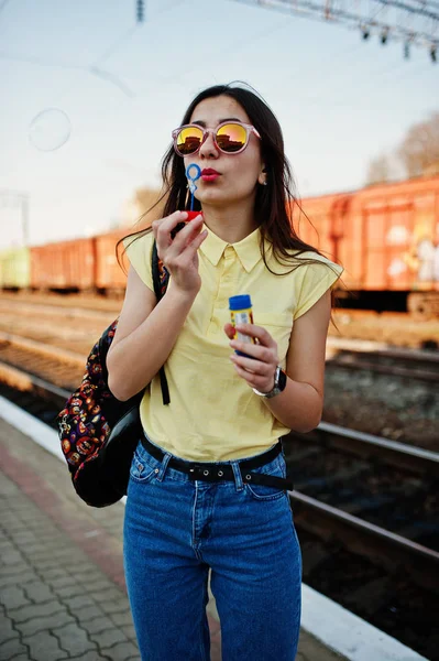 Ung tonårsflicka stå på perrongen vid järnvägsstationen — Stockfoto