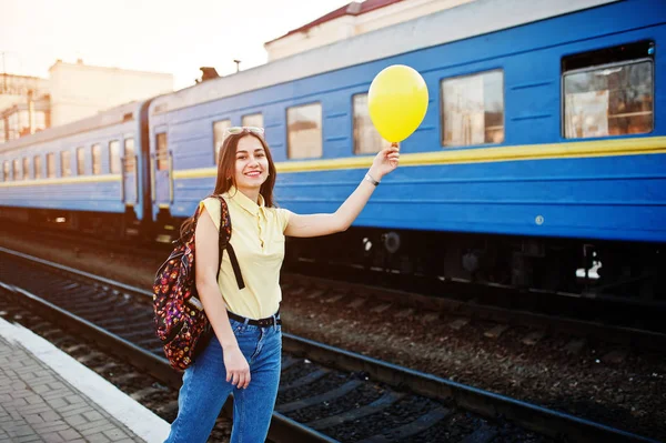 Ung tonårsflicka stå på perrongen vid järnvägsstationen — Stockfoto