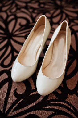 Gelinin doku arka plan, beyaz düğün ayakkabıları.