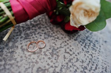 Taş halkaları ile buket düğün.