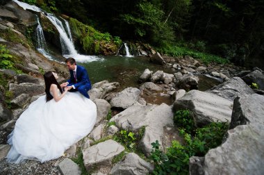 Güzel düğün çift şelale Karpat günbatımında üzerinde karşı 