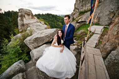 Kayalar karşı güzel düğün birkaç fortess Tustan Carpath