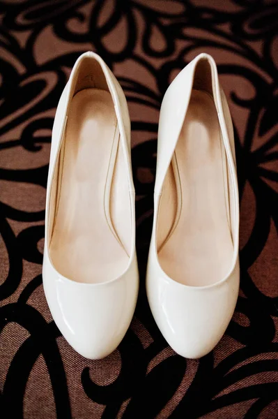 White wedding shoes of bride at texture background. — Stock Photo, Image