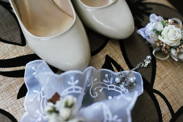 Белая свадебная обувь для невесты с аксессуарами . — стоковое фото