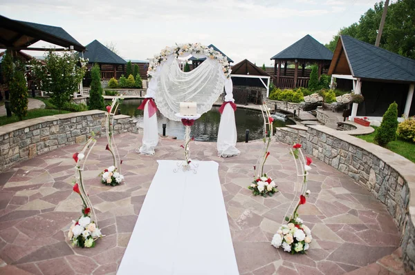 Arco de casamento de decoração na cerimônia ao ar livre . — Fotografia de Stock