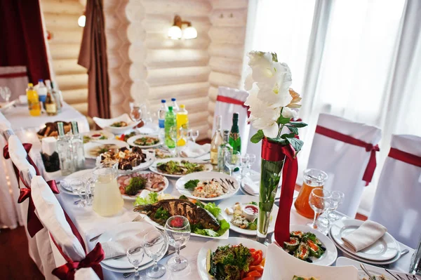 Hochzeitstisch für Gäste mit Dekorblumen und Essen. — Stockfoto