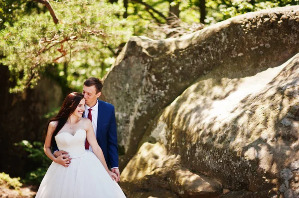 Beau couple de mariage dans des paysages incroyables avec rocher Dovbush, C — Photo