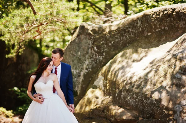 Hermosa pareja de boda en paisajes increíbles con roca Dovbush, C —  Fotos de Stock