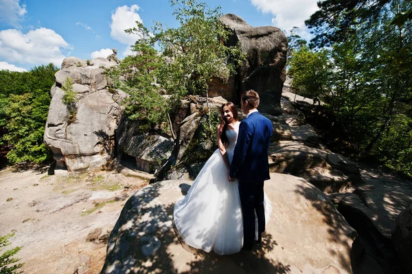 岩 Dovbush、C と素晴らしい景色で素敵な結婚式のカップル — ストック写真