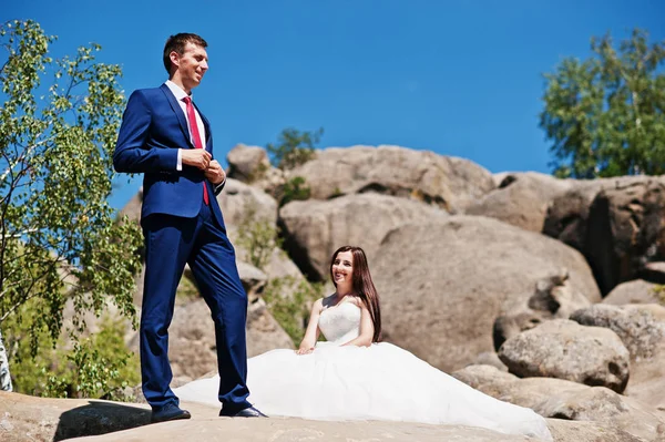 Hermosa pareja de boda en paisajes increíbles con roca Dovbush, C —  Fotos de Stock