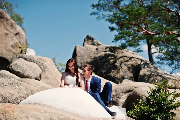 Hermosa pareja de boda en paisajes increíbles con roca Dovbush, C —  Fotos de Stock