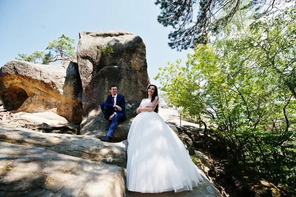 Hermosa pareja de boda en paisajes increíbles con roca Dovbush, C —  Fotos de Stock