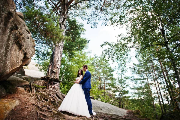 Casal encantador em paisagens incríveis com rocha Dovbush, C — Fotografia de Stock