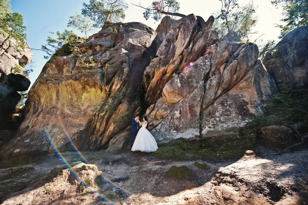 Пара Lovely весілля на дивовижні пейзажі з Скелі Довбуша, С — стокове фото