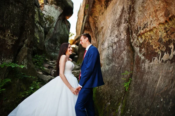 Casal encantador em paisagens incríveis com rocha Dovbush, C — Fotografia de Stock