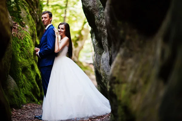 Hermosa pareja de boda en paisajes increíbles con roca Dovbush, C —  Fotos de Stock