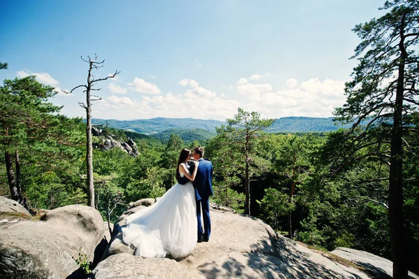 Hermosa pareja de boda en paisajes increíbles con roca Dovbush, C —  Fotos de Stock