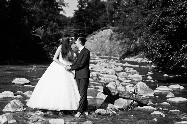 Casal encantador em paisagens incríveis ficar na montanha riv — Fotografia de Stock