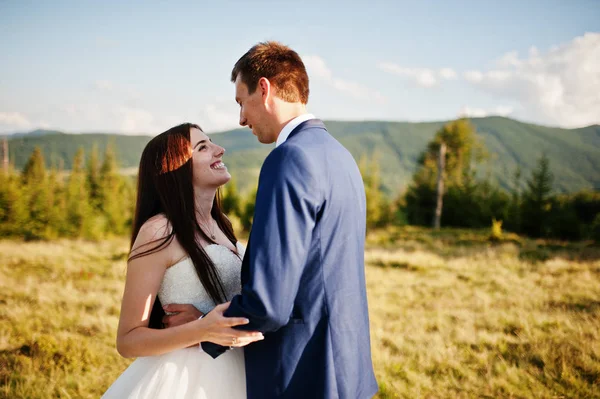 Beau couple de mariage dans des paysages étonnants de la montagne des Carpates — Photo