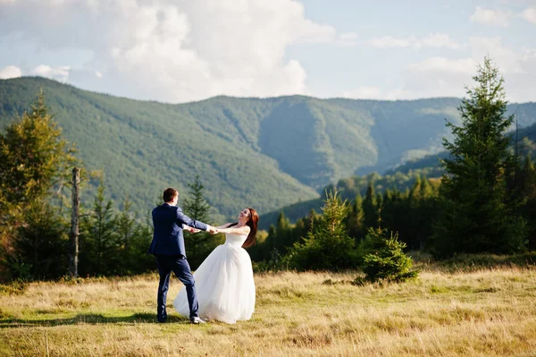 Härlig bröllopsparet på fantastiska landskap av Karpaterna äv — Stockfoto
