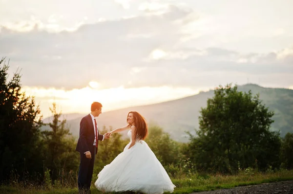 Vackra bröllop par mot solnedgången på Karpaterna. — Stockfoto