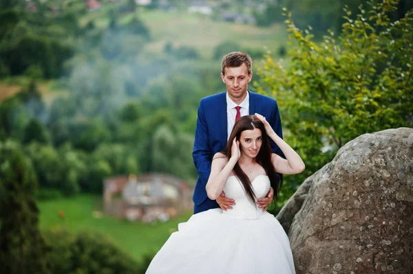 Charmant couple de mariage contre les rochers de la forteresse Tustan à Carpath — Photo