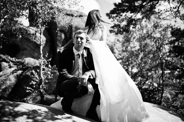 Kaya Dovbush, C ile muhteşem manzaralar güzel düğün çifte — Stok fotoğraf