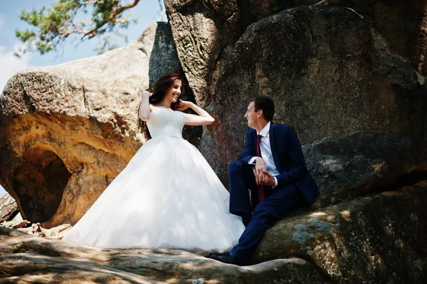 Casal encantador em paisagens incríveis com rocha Dovbush, C — Fotografia de Stock