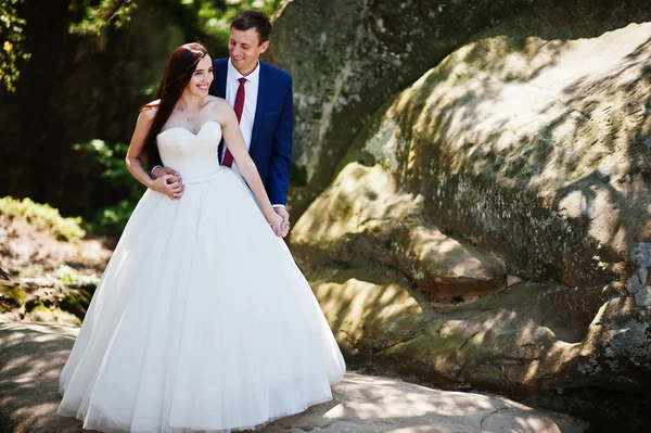 Hermosa pareja de boda en paisajes increíbles con roca Dovbush, C —  Fotos de Stock