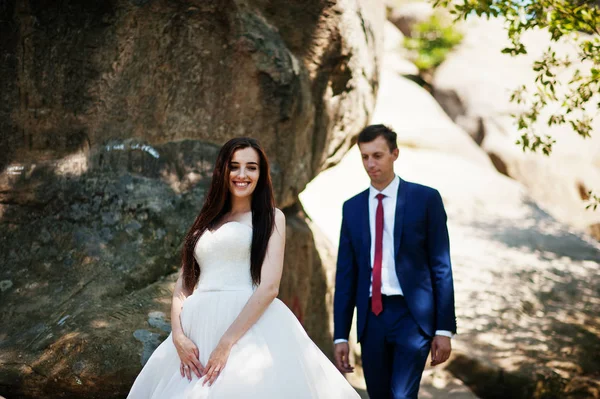 Casal encantador em paisagens incríveis com rocha Dovbush, C — Fotografia de Stock