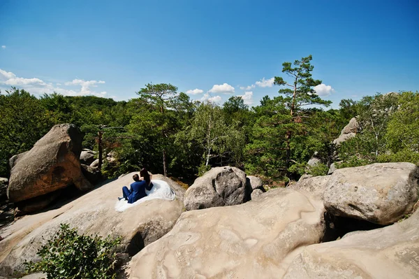 Härlig bröllopsparet på fantastiska landskap med rock Dovbush, C — Stockfoto