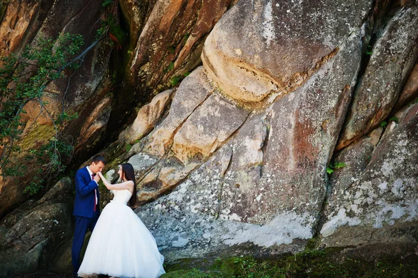 Bella coppia di nozze a paesaggi incredibili con roccia Dovbush, C — Foto Stock