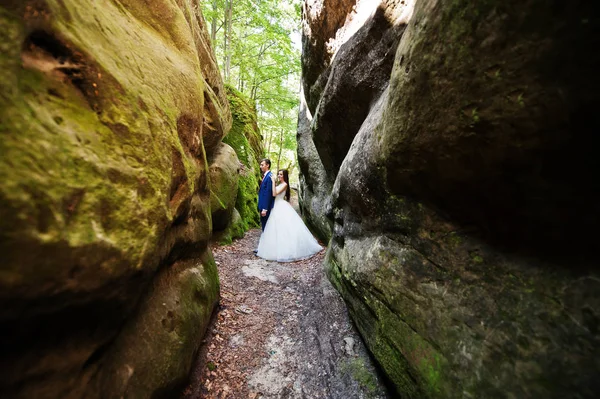 Пара Lovely весілля на дивовижні пейзажі з Скелі Довбуша, С — стокове фото