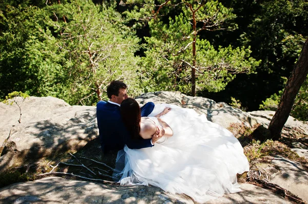 可爱的婚礼夫妇在惊人的景观与岩石 Dovbush，C — 图库照片