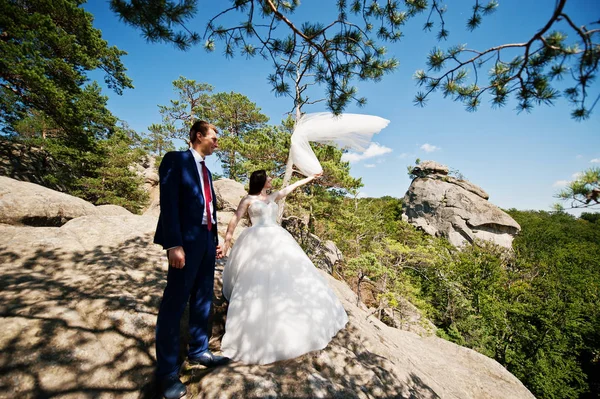 Härlig bröllopsparet på fantastiska landskap med rock Dovbush, C — Stockfoto