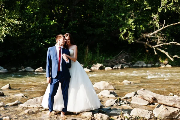 Hermosa pareja de boda en paisajes increíbles estancia en la montaña riv —  Fotos de Stock