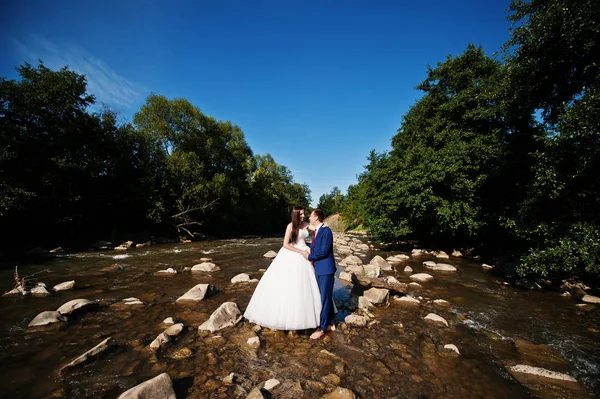 Casal encantador em paisagens incríveis ficar na montanha riv — Fotografia de Stock